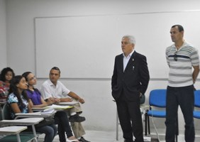 Eurico Lôbo visita turmas dos cursos de verão