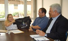 Deputada recebe camisa da universidade