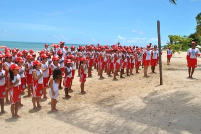 Golfinhos em forma para ouvir o Hino Nacional