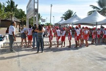 Golfinhos na fila para aferição do peso corporal