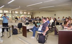 Durante a vista dos avaliadores, pesquisadores apresentam suas propostas para o CT-Infra