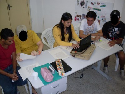 Ivanise, ao centro, com bolsistas do projeto e usuários (com o rosto coberto)