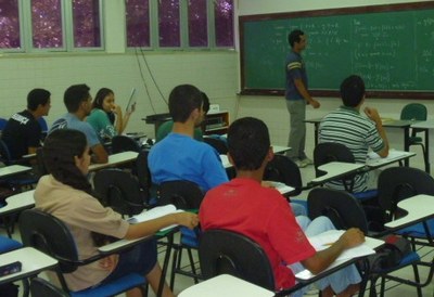 Professor Júlio César ministra aula para alunos da graduação em Matemática