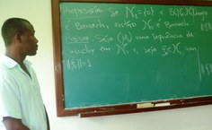 Luis Guillermo Martínez Maza, da Colômbia, ministra curso de verão