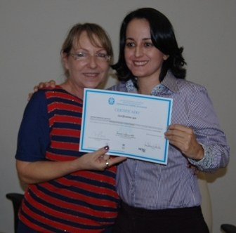 Mara Rejane entrega certificado à delegada Simone Marques, da Apocal