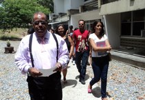 Eraldo Ferraz, coordenador de Pedagogia, apresenta o prédio do Cedu aos novos alunos