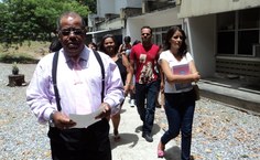 Eraldo Ferraz, coordenador de Pedagogia, apresenta o prédio do Cedu aos novos alunos