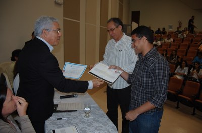 Orientador e bolsista recebem certificado de excelência acadêmica