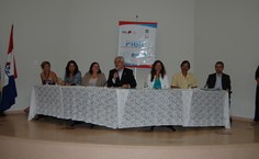 O reitor Eurico Lôbo, ao lado de professores da Ufal e da presidente da Fapeal, parabeniza  os homenageados (Fotos de Manoel Mota)