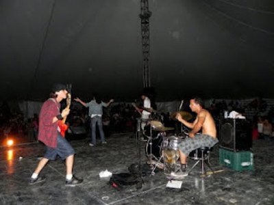 Apresentação da banda Arcania em evento promovido pelo Recicante