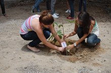 Carolina e Karla plantaram a muda de ipê rosa