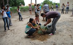 Veteranos auxiliam no preparo da terra