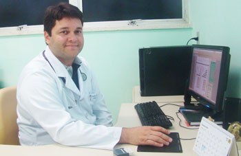 O médico Carlos Alexandre Ferreira de Oliveira, gerente de núcleo da Central Estadual de Transplante