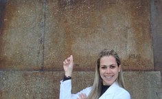 Evelinne em frenta a Faculdade de Medicina Veterinária da Universidade do Porto