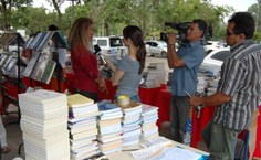 Sheila Maluf dá entrevista durante abertura do Feirão