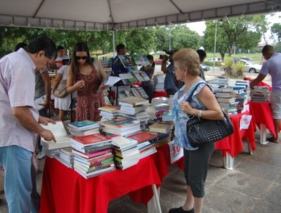 O primeiro dia de feira já começou com grande demanda(Foto: Manoel Mota)