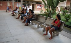 Pacientes aguardam trabalho de triagem para atendimento