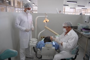 Odontologia oferta serviços especializados à comunidade carente