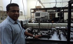 Professor Carlos Jacinto apresenta o Z-scan, aparelho que informa a resposta de materiais sob a exposição à luz intensa