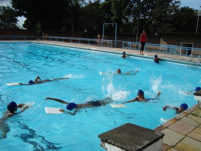 Piscina do curso de Educação Física é um dos poucos locais públicos disponíveis para a prática da natação em Maceió