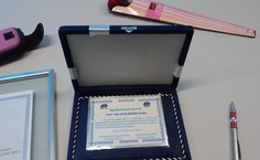 Placa entregue a reitora honorária