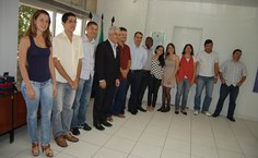 Novos servidores posaram para fotos ao lado do reitor