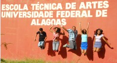 Alunos de fotografia fazem registros próximos à fachada da ETA