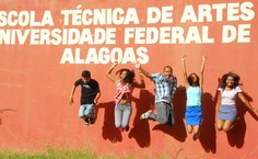 Alunos de fotografia fazem registros próximos à fachada da ETA