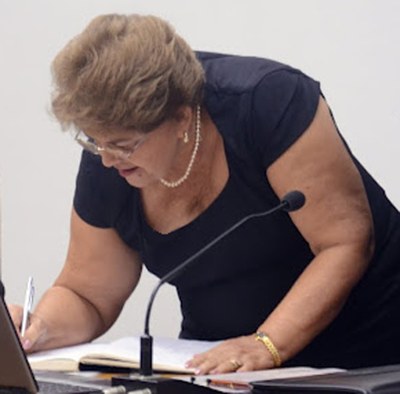 Ana Dayse assina termo de posse, em Brasília