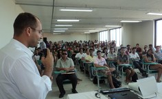 Professor Ricardo Silva conversa com os estudantes