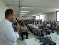 Professor Ricardo Silva conversa com os estudantes