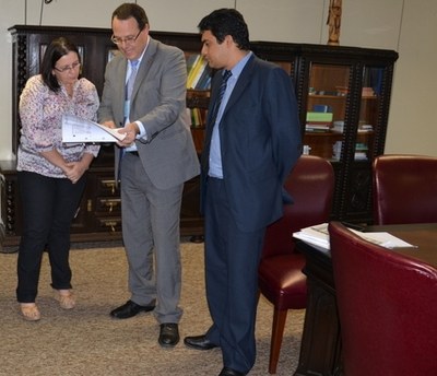 Rossini entrega relatório à vice-reitora Rachel Rocha e ao diretor-geral do Campus Arapiraca, Márcio Aurélio | nothing