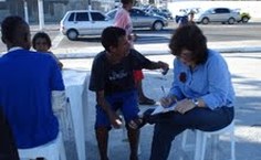 Ruth Vasconcelos conversa com jovem e coleta dados de pessoas a serem homenageadas no Defesa da Vida