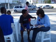 Ruth Vasconcelos conversa com jovem e coleta dados de pessoas a serem homenageadas no Defesa da Vida