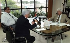 Eurico Lôbo com o govermador em exercício Tomás Nonô; o procurador federal Paulo César acompanhou o reitor