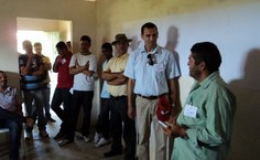 Professores José Roberto e Luís Calazans coordenam a atividade de diagnóstico de produção dos assentados