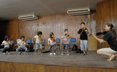 Crianças participam de dinâmica com Karin Kupas