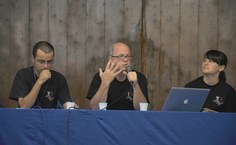 Professor Bruce Wood (C) fala sobre o String Project