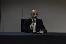 Professor Zilmar Rodrigues dando início aos debates do Fórum