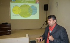 Professor Luis Paulo Mercado profere a aula magna