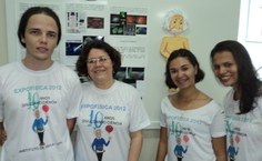 Prof. Tereza e equipe do estande de Biofotônica