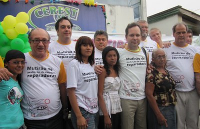 O médico Fernando Gomes e equipe