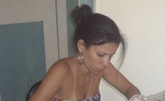 Cinthia Santos analisando documentos para a pesquisa