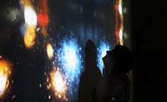 Alice Jardim apresenta exposição que mostra cenários urbanos a partir de luzes e ilusões montadas com imagens reais