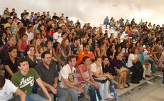 Alunos lotaram a arquibancada da Tenda Cultural para acomapanharem debates políticos realizados pelo CCE