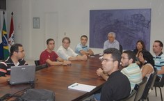 Reitor recebe a equipe responsável pela reestruturação dos portais (da esquerda para direita): Alexandre, Elivaldo, Sandro, Diogo, Simoneide, Jouber, Neide, Adso e Alex