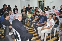 Reitor em reunião com estudante da Unidade de Penedo