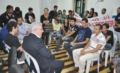 Reitor em reunião com estudante da Unidade de Penedo