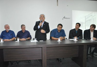 Reitor Eurico Lôbo durante a solenidade de posse; Pedro Nelson, o prefeito Israel Ramires, Márcio Aurélio, Mac-Dawison e Sandro Alves | nothing