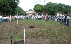 Oração ao redor das árvores plantadas